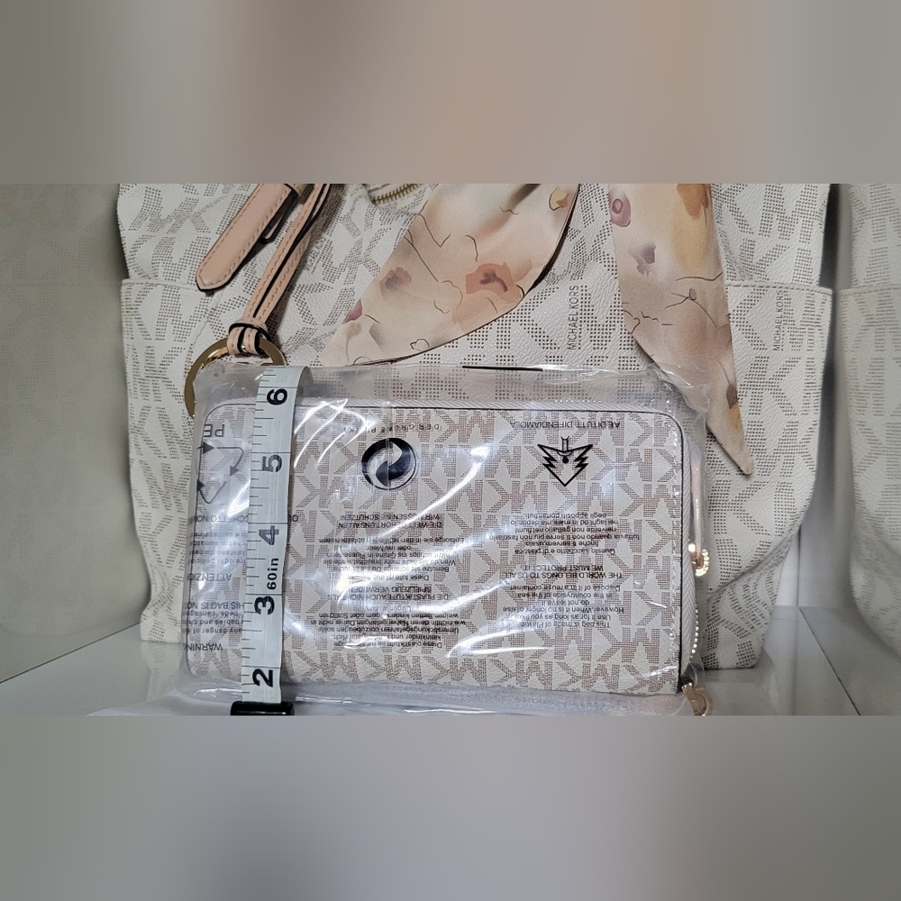 Michael Kors Beige and Gold Wallet - Picture 6 of 8